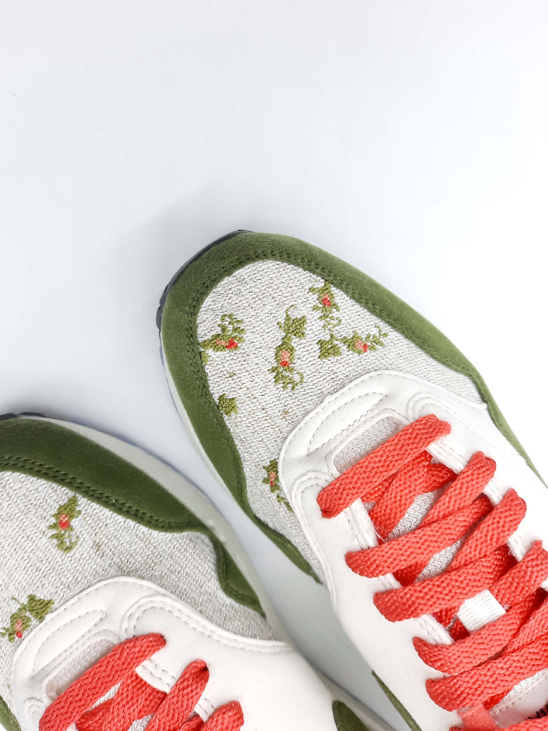 Broderie fleurs sur sneakers Nike Air Max 1 vertes et roses - Modèle d'exception