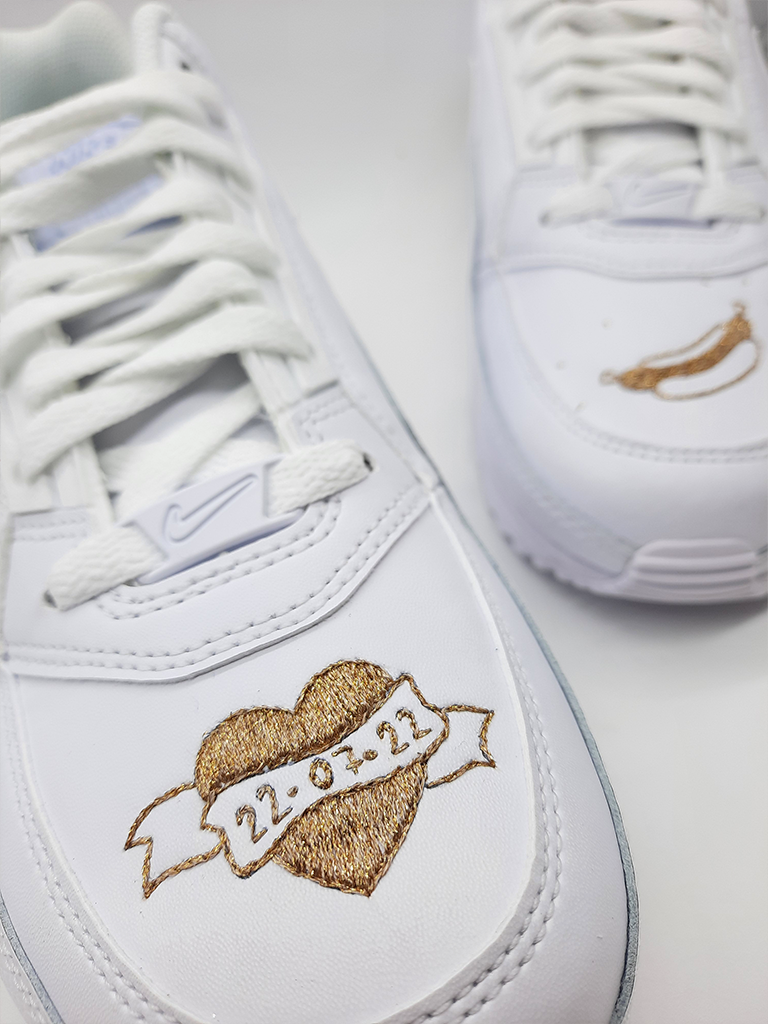 Broderie coeur et date dorés sur paire de wedding sneakers blanche