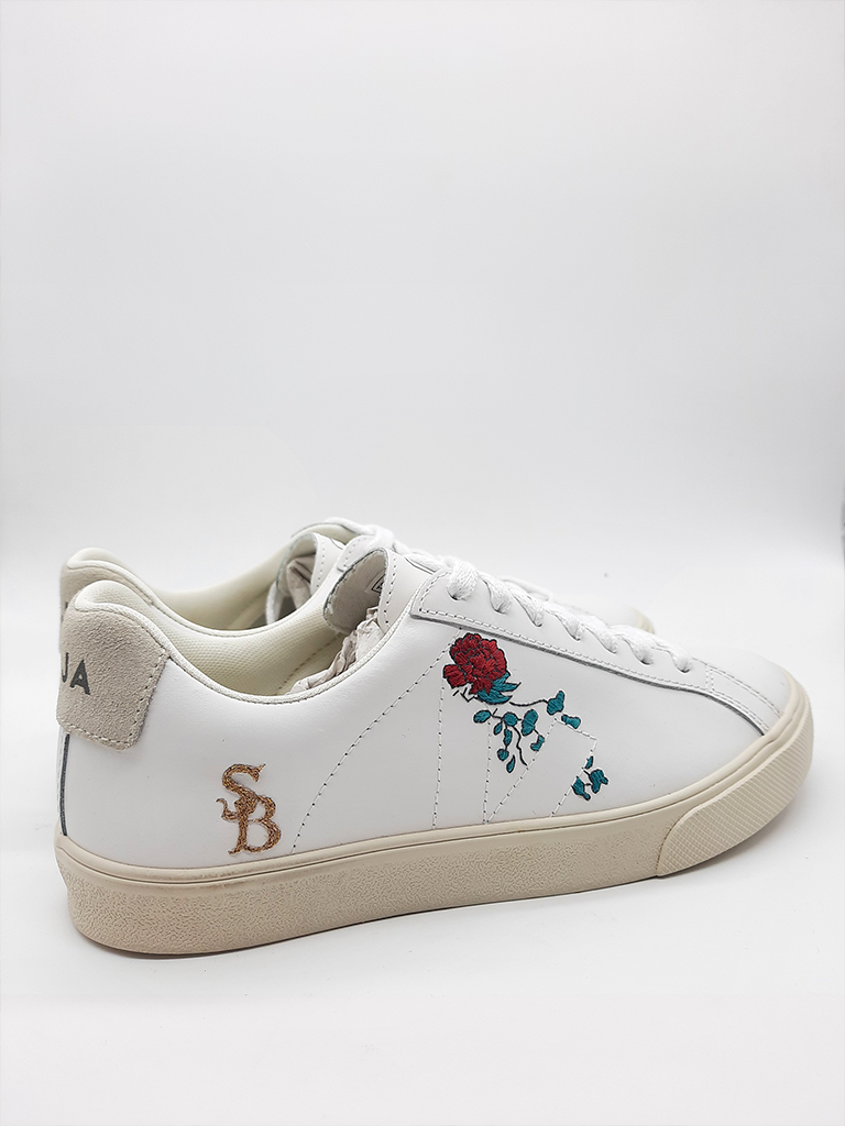 Broderie rose et initiales sur paire de wedding sneakers blanche