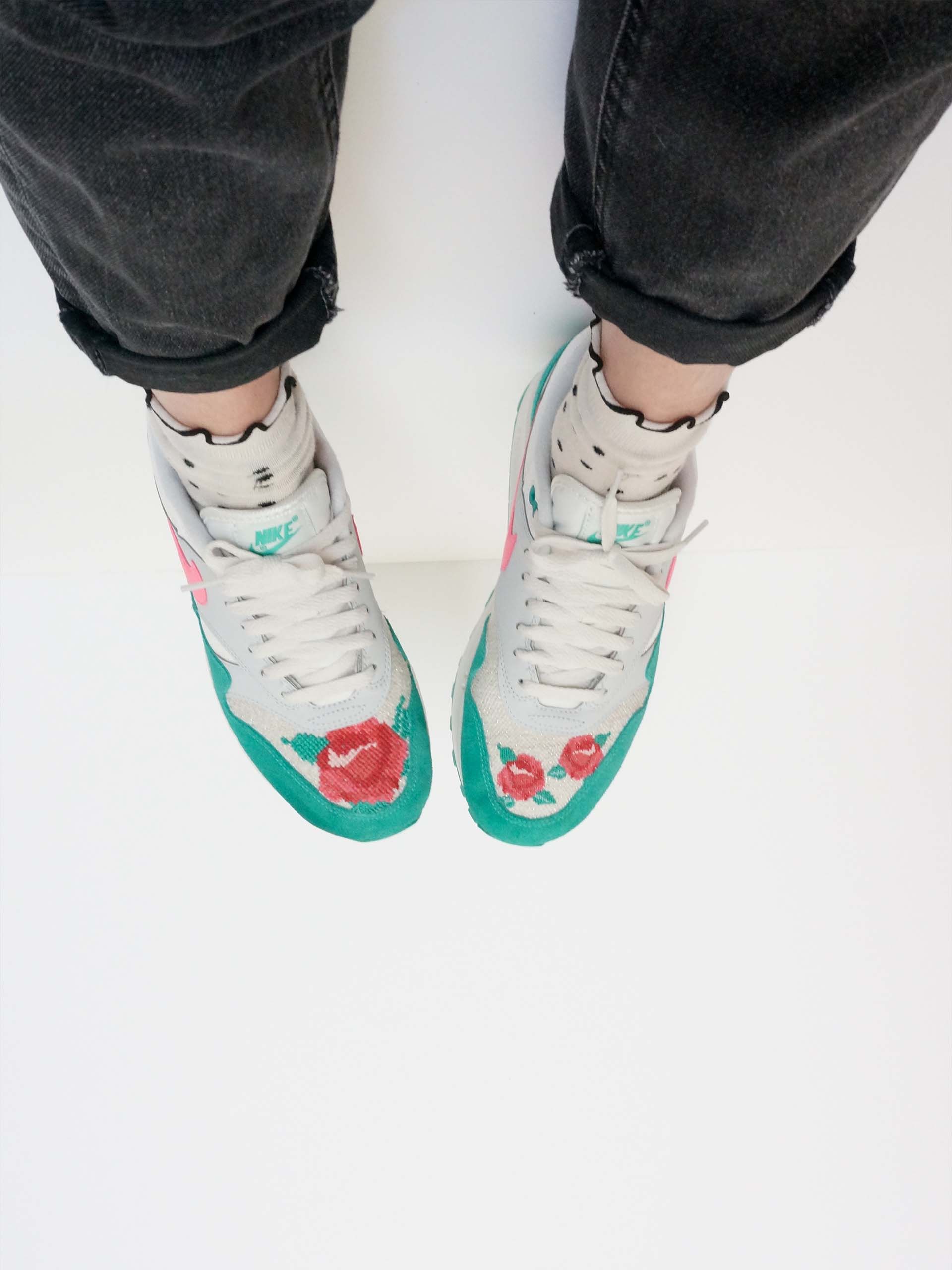 Broderie fleurs aux points de croix sur sneakers Nike Air Max 1 vertes et roses