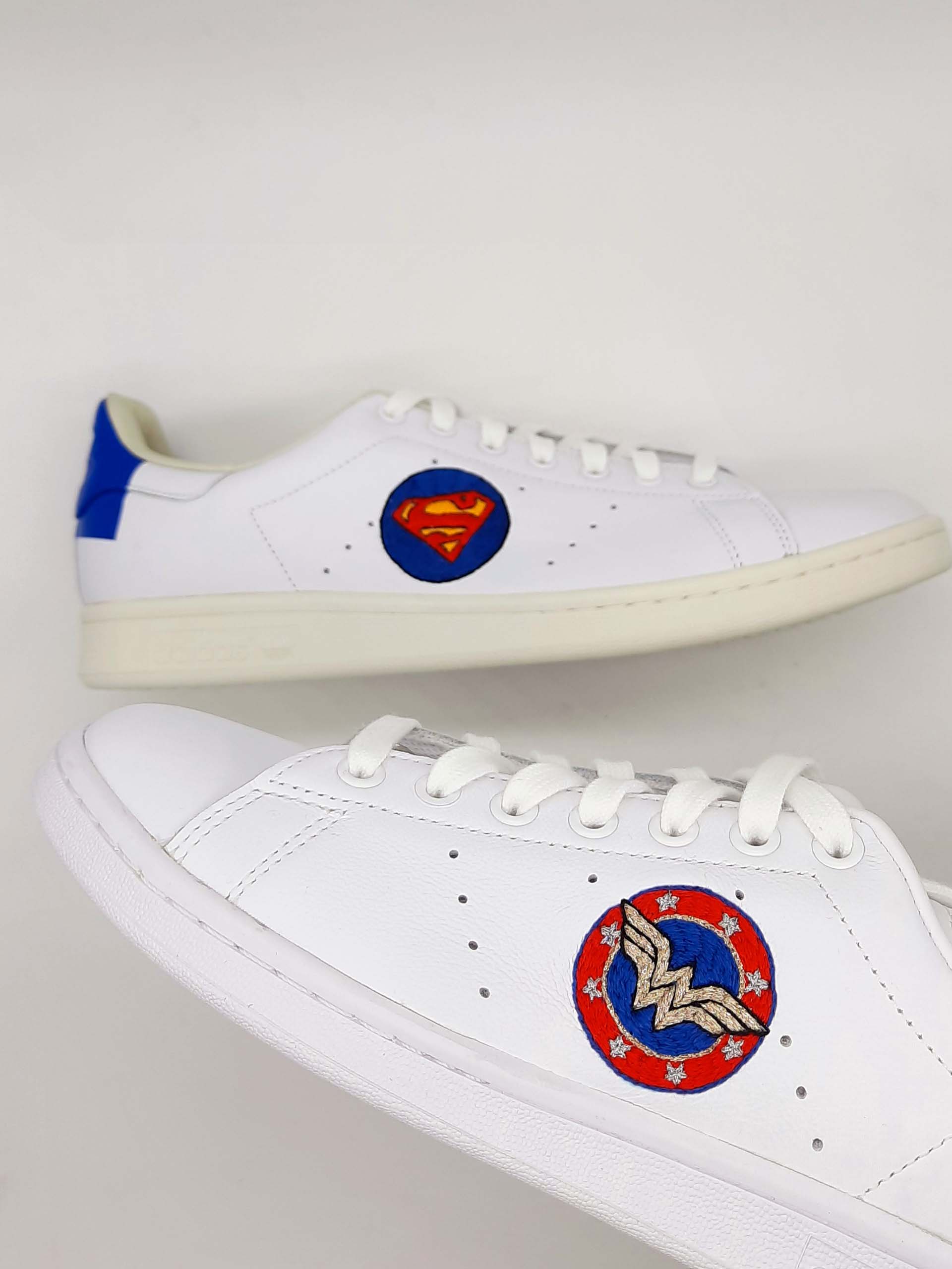 Broderie logos super-héros sur sneakers blanches - Superman, wonderwoman