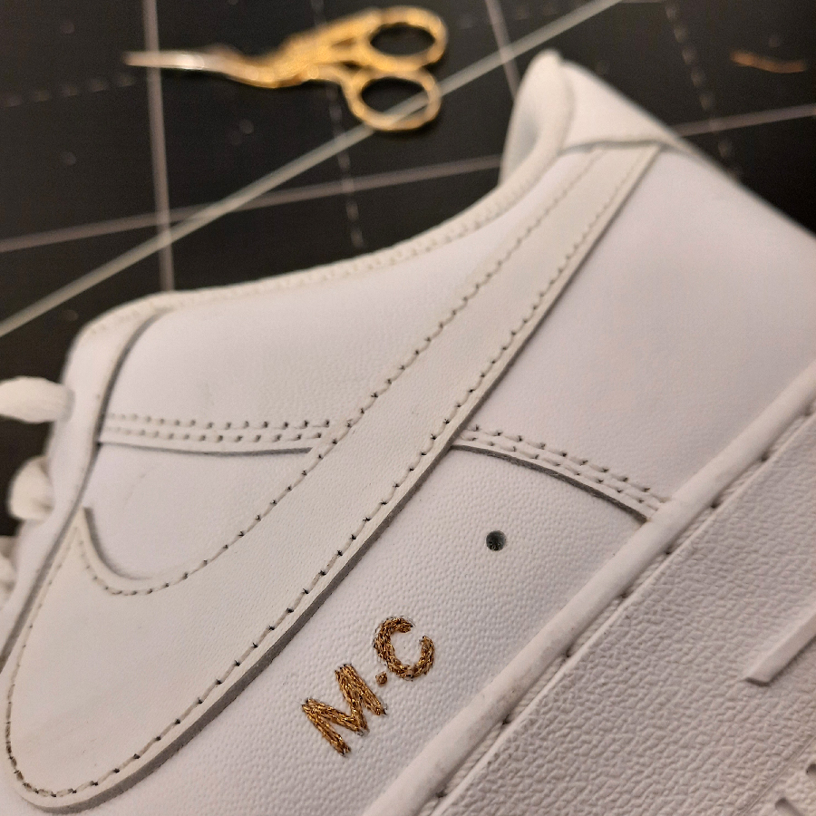 Broderie d'initiales sur paire de sneakers blanches Nike