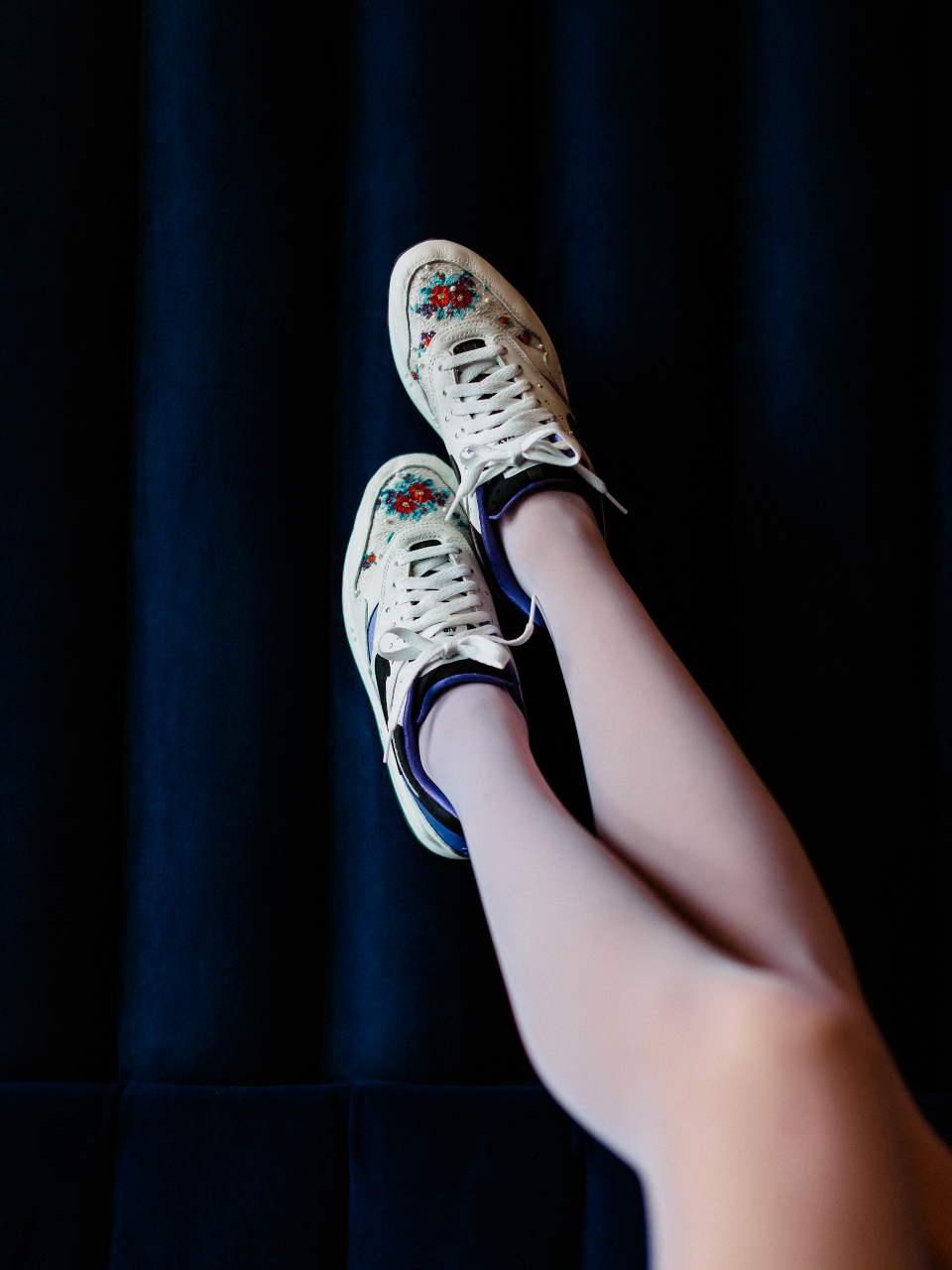 Broderie fleurs au point de croix sur sneakers Nike Air Max 1