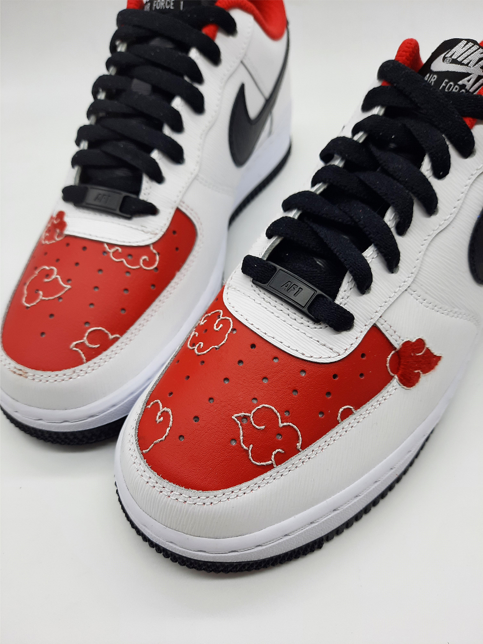 Broderie Naruto sur sneakers Nike Air Force 1 blanches et rouges