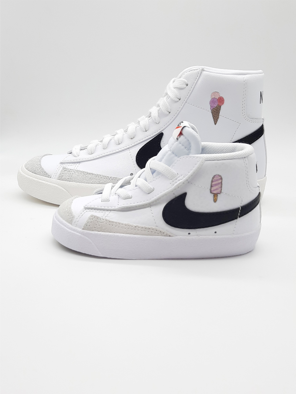 Broderies glaces sur sneakers Nike Blazer blanches et noires