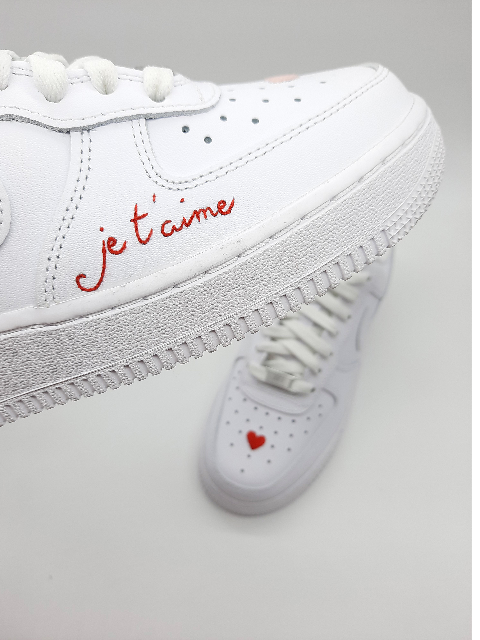 Broderie phrase "Je t'aime" sur sneakers Nike Air Force 1