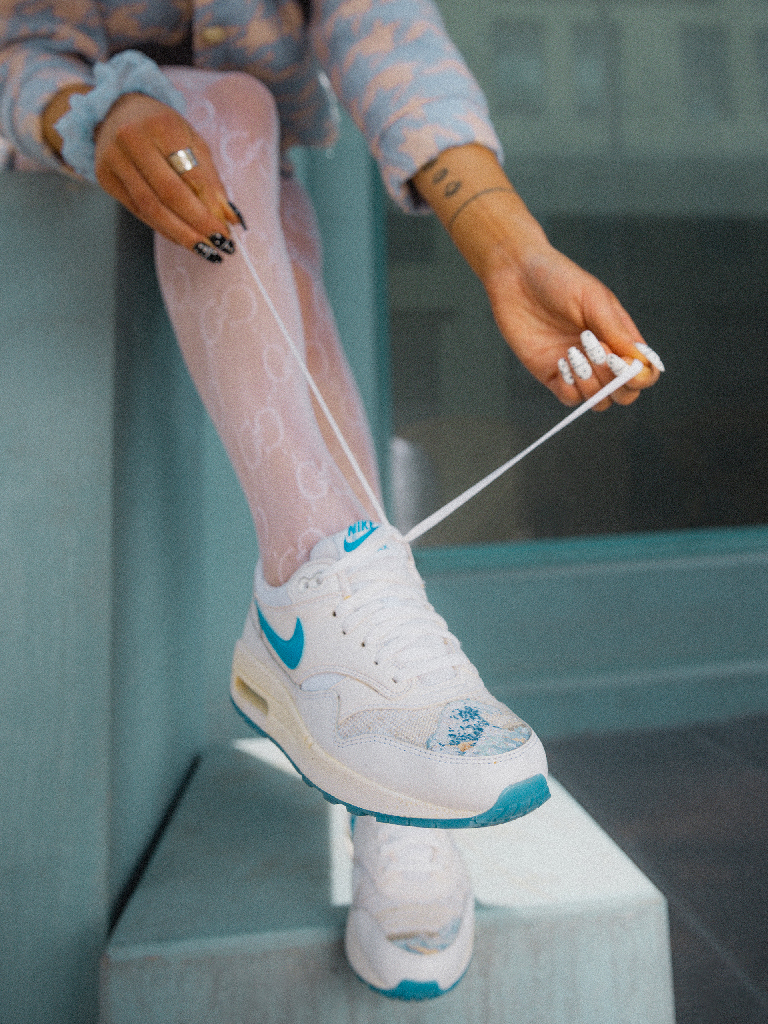 Broderie vague Hokusai sur sneakers Nike Air Max 1