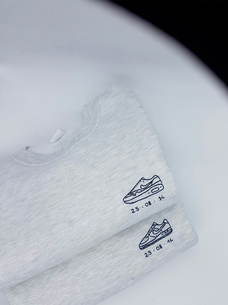Broderie Nike Air Max sur sweat gris clair