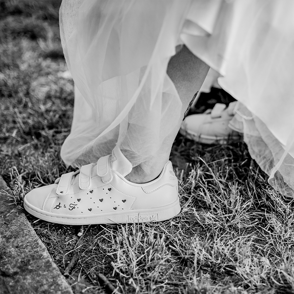 Broderie sur Wedding sneakers Adidas blanches