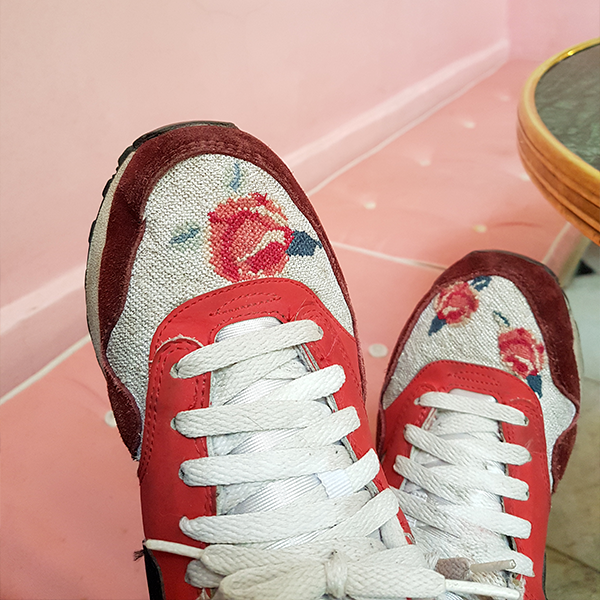 Broderie florale sur paire de sneakers Nike rouges et violettes
