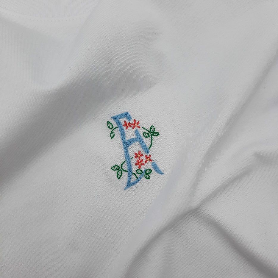Broderie lettrage vintage sur tee-shirt blanc